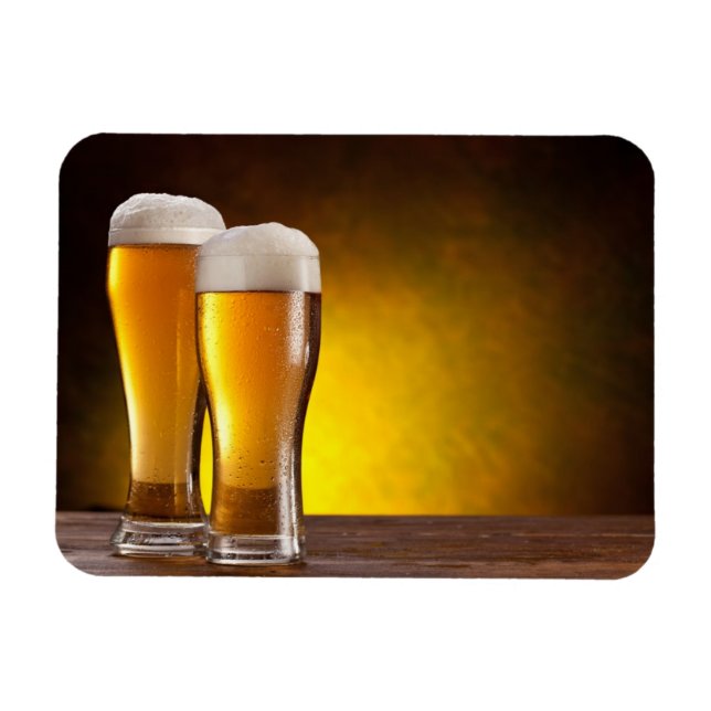 Imán Dos vasos de cerveza sobre una mesa de madera (Horizontal)