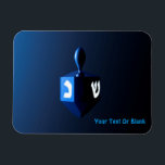 Imán Dreidel azul brillante<br><div class="desc">Un modernístico dreidel azul metálico contra un fondo oscuro y nocturno. Dos de las letras hebreas encontradas en un dreidel,  una monja y un shin,  brillan brillantemente. Añade tu propio texto.</div>