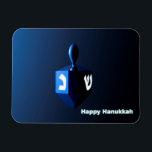 Imán Dreidel azul brillante<br><div class="desc">Un modernístico dreidel azul metálico contra un fondo oscuro y nocturno. Dos de las letras hebreas encontradas en un dreidel,  una monja y un shin,  brillan brillantemente. El texto que dice "Feliz Hanukkah" también aparece en azul brillante y blanco.</div>