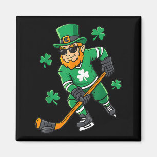 Imán Duende jugando hockey día de San Patricio irlandés