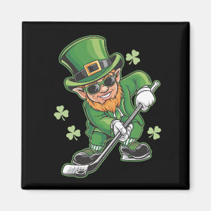 Imán Duende jugando hockey día de San Patricio irlandés
