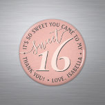 Imán Dulce 16º cumpleaños Rosa Gracias Por El Favor De<br><div class="desc">Añada un toque de acabado personalizado y bonito a la decoración dulce de 16 fiestas con imanes de refrigerador redondos gracias personalizado. El diseño presenta una fuente moderna de color rosa y gris oscuro ondulada sobre un fondo de Relieve metalizado de imitación dorado rosa de moda. El texto en un...</div>