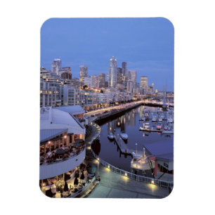Imán Dusk en el puerto de Bell en Seattle, Washington.