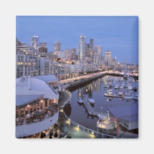 Imán Dusk en el puerto de Bell en Seattle, Washington.