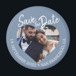 Imán Dusty Blue Foto Moderno Guión Salvar la Fecha<br><div class="desc">Imán para guardar la fecha de la boda con letra moderna y foto en azul polvoriento que presenta una ventana de foto en forma de corazón, fondo azul suave y titular con letra a mano en blanco. Este diseño muestra bellamente su foto de compromiso mientras presenta claramente la fecha y...</div>