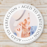 Imán Edad a la perfección moderna foto de cumpleaños si<br><div class="desc">Este diseño sencillo y moderno se compone de una tipografía de suero y añade una foto personalizado. "Aged to Perfection" rodea la foto del personalizado.</div>
