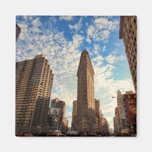 Imán Edificio de Flatiron de NYC, visión amplia, nubes