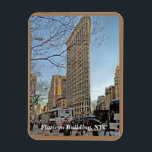 Imán Edificio Flatiron Icónico Rascacique de Nueva York<br><div class="desc">El edificio FLATIRON, que ha sido llamado "uno de los rascacielos más icónicos del mundo y un símbolo por excelencia de la ciudad de Nueva York", alberga el extremo sur (centro) de Madison Square y el extremo norte (norte) del distrito histórico de la Milla de Damas. El barrio que lo...</div>