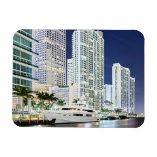 Imán Edificios a lo largo del río Riverwalk de Miami
