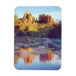 Imán EE. UU., Arizona, Sedona. Cathedral Rock reflejand