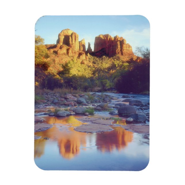 Imán EE. UU., Arizona, Sedona. Cathedral Rock reflejand (Vertical)