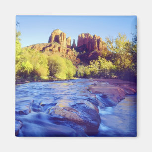 Imán EE. UU., Arizona, Sedona. Cathedral Rock reflejand