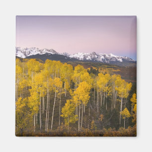 Imán EE. UU., Colorado, Montañas Rocosas. Amanecer en