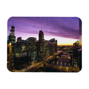 Imán EE. UU., IL, Chicago. Horizonte y río de Chicago