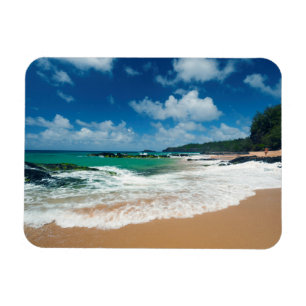 Imán EE. UU., Kauai, Hawái. Una mujer pasea por las roc