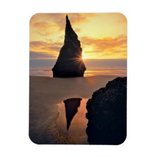 Imán EE. UU., Oregón. Formación rocosa al atardecer