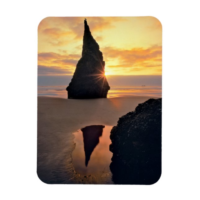 Imán EE. UU., Oregón. Formación rocosa al atardecer (Vertical)
