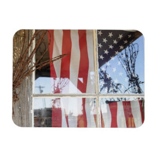 Imán EE. UU., Oregón, Shaniko. Bandera en la ventana ju