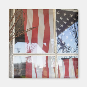 Imán EE. UU., Oregón, Shaniko. Bandera en la ventana ju