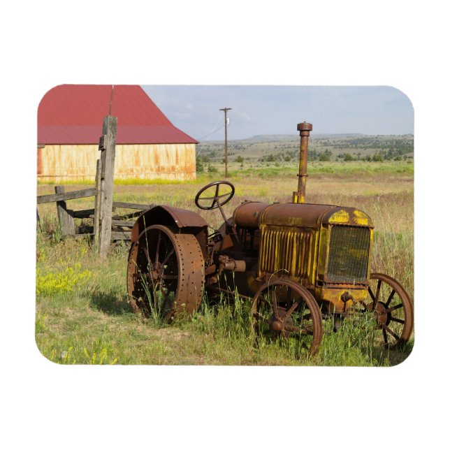 Imán EE. UU., Oregón, Shaniko. Tractor viejo oxidado en (Horizontal)