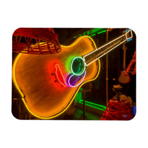 Imán EE. UU., Texas, Austin. Guitarra de neón en Blackm