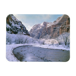 Imán EE. UU., Utah, Zion NP. Nieve nueva cubre el cañón