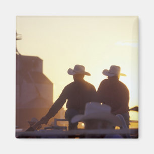 Imán EE. UU., Wyoming, Pine Bluffs. Dos hombres se dan