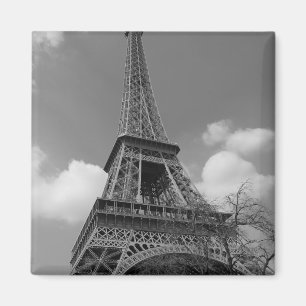 Imán Eiffel nublado en blanco y negro, 2015