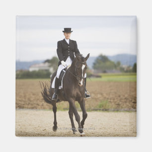 Imán ejercicio femenino del jinete del dressage