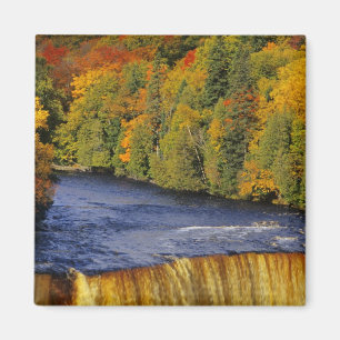 Imán El Alto Tahquamenon cae en UP Michigan en