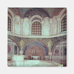 Imán El apse con la fuente bautismal