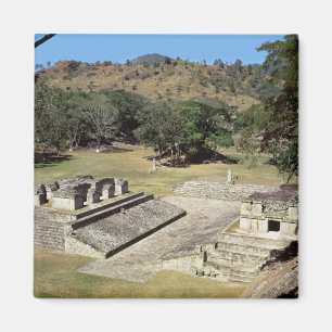 Imán El Ballcourt en la plaza principal, período