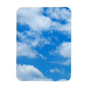 Imán El blanco del cielo azul se nubla el fondo divino
