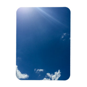 Imán El blanco del cielo azul se nubla los cielos