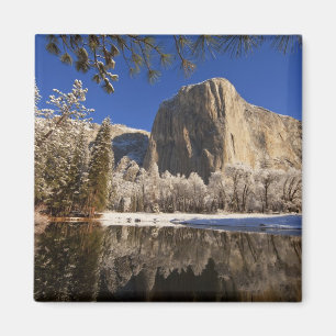 Imán El Capitán se refleja en el río Merced en
