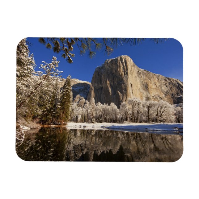 Imán El Capitán se refleja en el río Merced en (Horizontal)