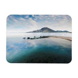 Imán El cielo azul nublado se refleja en el lago