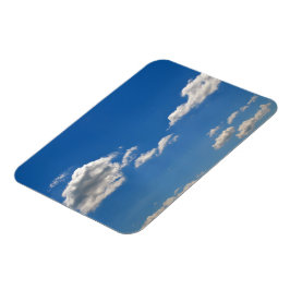 Imán El cielo es azul y las nubes blancas están pasando