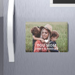 Imán El corazón lindo te ama el día de la madre<br><div class="desc">Cute HEART LOVE YOU MOM Mother's Day Magnets presenta tu foto favorita con el texto "(corazón del amor) tu mamá" en escritura blanca moderna con tus nombres debajo. Personalice editando el texto en el cuadro de texto proporcionado y agregando su propia imagen. Diseñado por ©2022 Evco Studio www.zazzle.com/store/evcostudio</div>