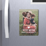 Imán El corazón lindo te ama el día de la madre<br><div class="desc">Cute HEART LOVE YOU MOM Mother's Day Magnets presenta tu foto favorita con el texto "(corazón del amor) tu mamá" en escritura blanca moderna con tus nombres debajo. Personalice editando el texto en el cuadro de texto proporcionado y agregando su propia imagen. Diseñado por ©2022 Evco Studio www.zazzle.com/store/evcostudio</div>