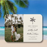 Imán El destino Minimalista del árbol de palmas Guardar<br><div class="desc">Boda de destino Minimalista de marfil de árbol de palmera Guardar el imán de fecha. Celebra tu día especial con este elegante y hermoso diseño de invitación a la boda para embellecer tu ocasión especial. Todos los textos están preorganizados para que puedas personalizarlos fácil y rápidamente con tus propios detalles....</div>