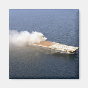 Imán El ex-Oriskany, un carr desarmado de los aviones