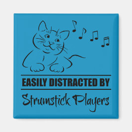 Imán El gato bonito es fácilmente distraído por los jug