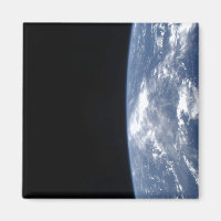 El horizonte de la Tierra y la oscuridad del espac