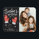 Imán El invierno rojo agota los saludos de la temporada<br><div class="desc">¡Celebremos el espíritu festivo con nuestro imán de Navidades de fotos de personalizable! Perfecto para capturar tus momentos festivos favoritos, este imán te permite crear un conservador único que muestra la alegría y el amor de tu familia durante la temporada de vacaciones. Este imán de Navidades fotográficos presenta caligrafía moderna...</div>