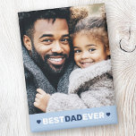 Imán El mejor padre de la historia de la foto corazón d<br><div class="desc">Un imán frigorífico con la foto de tu personalizado y el texto "Mejor papá" debajo flanqueado por corazones azul oscuro sobre un fondo azul claro.</div>