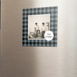 Imán El mejor regalo de abuelo con foto de color azul y<br><div class="desc">Este regalo para el abuelo de Blue and Black Plaid es una manera única y atenta de mostrar tu aprecio y amor por tu abuelo. El marco está hecho de una tela de manta azul y negra de alta calidad que le da un ambiente rústico y encantador. Las palabras "Mejor...</div>