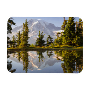 Imán El monte Rainier reflexionó en un tarn cerca del p