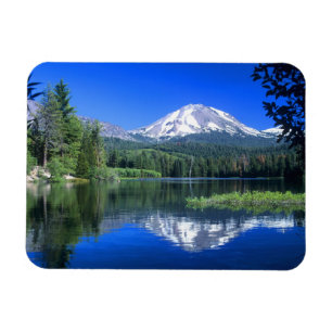 Imán El Mt. Lassen se eleva sobre el lago Manzanita
