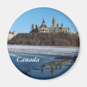 Imán El Parlamento de Canadá mira desde el río Ottawa